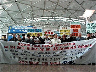 출국 직전 인천공항에서 기자회견을 갖는 방미투쟁단과 시민단체 회원들. 